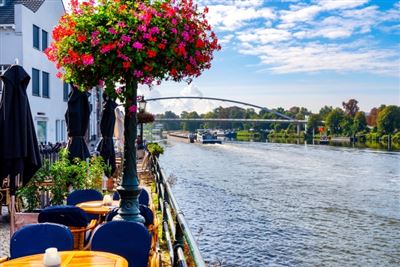 Blick über die Maas auf die Hohe Brücke